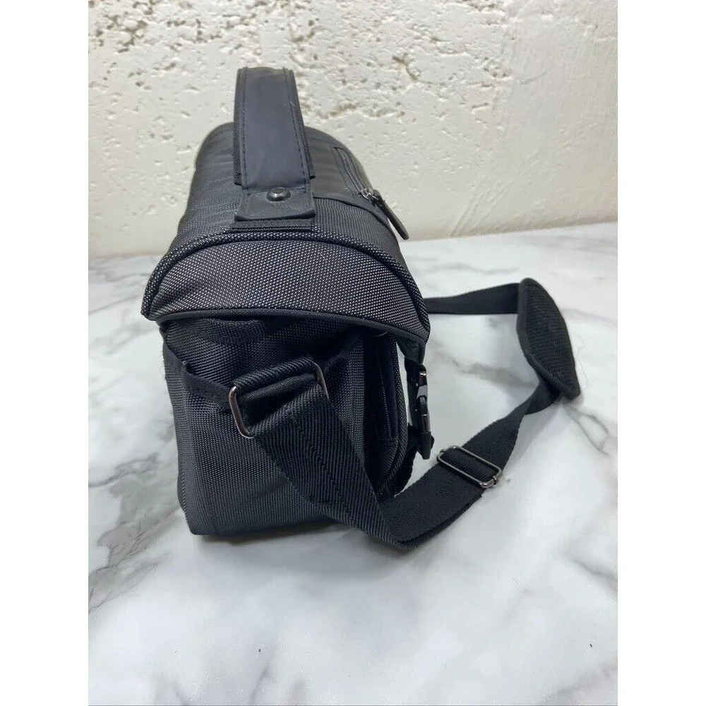 NIKON CAMERA BAG 3 COMPARTMENTS 4 POCKETS CROSSBODY BLACK 13 X 9 X 5